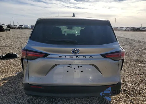 2021 Toyota Sienna Le z USA, uszkodzony, nr VIN 5TDKSKFC8MS036585